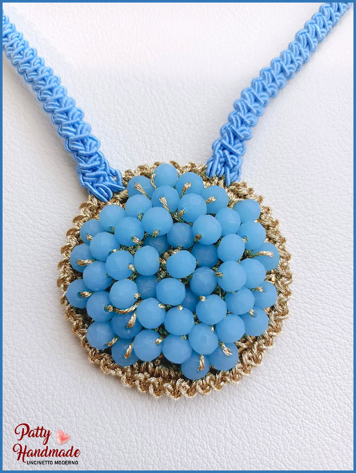 Collana “ZOE” realizzata ad uncinetto in azzurro e oro