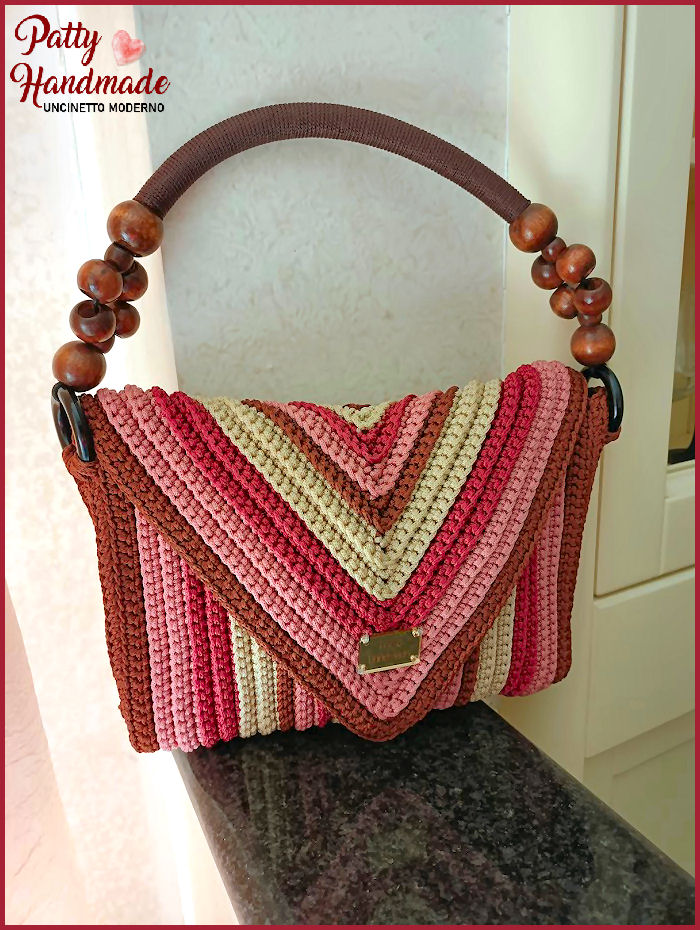 Pochette multicolore, manico  con perle di legno