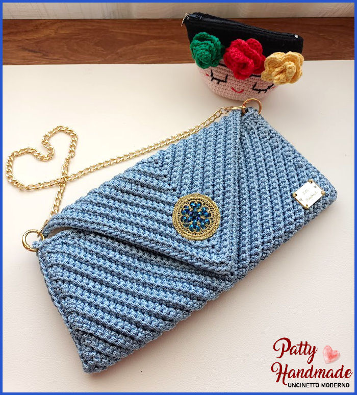 Pochette azzurra realizzata ad uncinetto